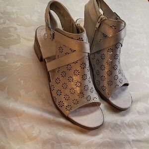 Wonder Nation Light Tan Floral Sandals